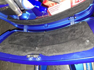 Handschuhfachverstärkung mit Acantara eingebaut und Halterung auch mit Alcantara bezogen Handschuhfachverstärkung mit Acantara eingebaut und Halterung auch mit Alcantara bezogen